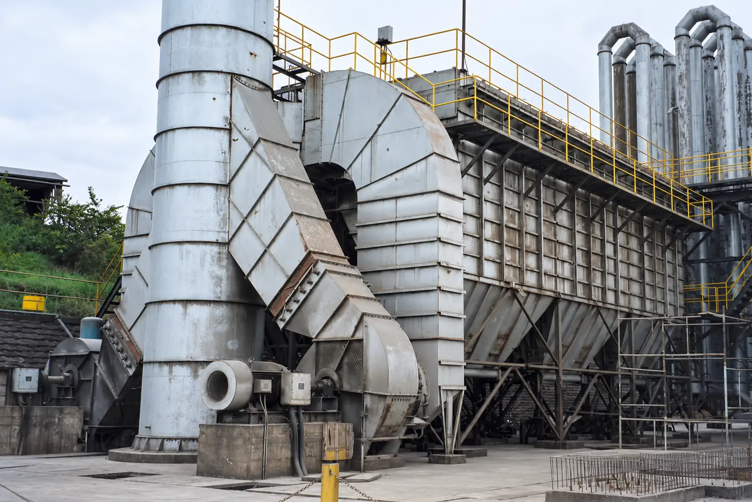 Filtration installation with baghouse, fan, and interconnected ducts