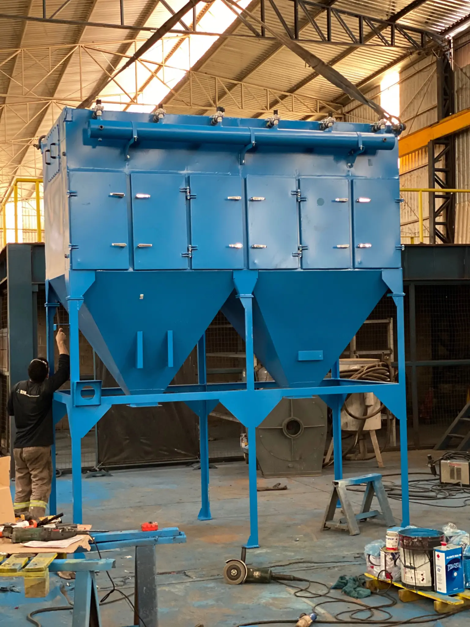 Filtro cartucho azul de mayor tamaño en la fábrica, con dos tolvas y seis puertas frontales